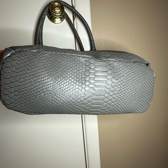 Sag Harbor grey snakeskin purse - Picture 6 of 7